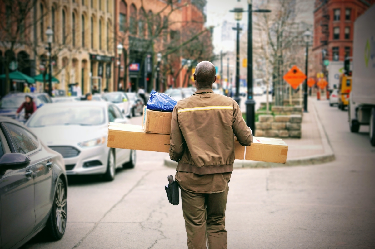 an image of a man that delivers packaging, it should represnt shopify poland courier services
